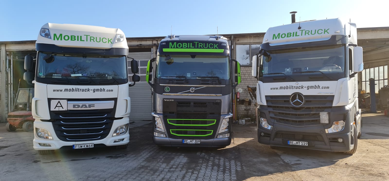 Drei MobilTruck-Zugmaschinen auf dem Betriebshof