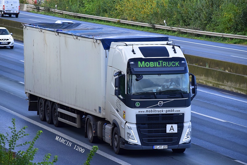 MobilTruck Sattelzug mit Planenauflieger auf der Autobahn